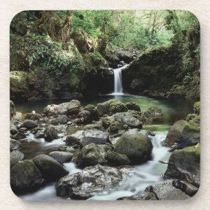 Hawaii, Maui, Ein Wasserfall fließt in den blauen Untersetzer