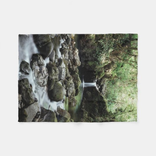 Hawaii, Maui, Ein Wasserfall mündet in Blue Pool Fleecedecke (Vorderseite (Horizontal))