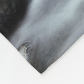 Hawaii, Maui, Ein Wasserfall mündet in Blue Pool Fleecedecke (Ecke)