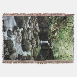 Hawaii, Maui, Ein Wasserfall mündet in den Blue Po Decke