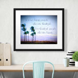 Hawaii Palm Trees Foto Dankbare Leute zitieren Poster<br><div class="desc">"Es sind nicht glückliche Leute, die dankbar sind. Es sind dankbare Leute, die glücklich sind." Machen Sie sich glücklich und seien Sie dankbar für das, was Sie haben, während Sie dieses blaue und lila, sanft beleuchtete Fotoposter von Palmen, die in der hawaiianischen Brise wehen, betrachten. Sie können leicht personalisieren dieses...</div>