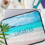 Hawaii Sandy Beach Blue Ocean Foto Individuelle Na Laptopschutzhülle<br><div class="desc">Erinnern Sie sich an den frischen Salzgeruch der Meeresluft, wenn Sie diese atemberaubende, lebendige Fotografie personalisierten Namen neopren Laptop Ärmel. Entdecken Sie die Einsamkeit eines leeren hawaiianischen Strandes. Dieser Laptop-Ärmel ist in drei Größen erhältlich: 15 Zoll, 13 Zoll und 10 Zoll. Ein tolles Geschenk für jemanden, der etwas Besonderes ist!...</div>