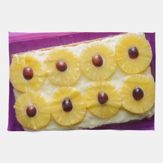 Hawaii-Scheiben mit Ananas auf rustikalem Holz Geschirrtuch (Horizontal)