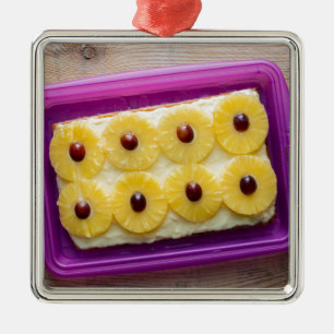 Hawaii-Scheiben mit Ananas auf rustikalem Holz Silbernes Ornament