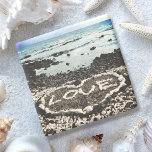 Hawaii schwarzer Sand Lava Strand Liebe Herzkorall Steinuntersetzer<br><div class="desc">Entspannen Sie sich und genießen Sie die Schönheit dieses unberührten, schwarzen Sandstrandes auf der großen Insel. Entspannen Sie sich bei Ihrem Lieblingsgetränk auf diesem Untersetzer aus Stein, das ein Herz der Liebe darstellt, das an der hawaiischen Küste entdeckt wurde. Ich habe das Glück, dieses Herz aus Korallenfelsen gepunktet zu haben,...</div>
