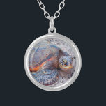 Hawaii Sea Turtle Honu Foto Einfaches, modernes De Versilberte Kette<br><div class="desc">Meeresschildkröten wissen sicherlich, wie man in der Sonne entspannt. Lassen Sie sich von den warmen Brisen der Hawaiianischen Inseln abhalten, wenn Sie diese niedliche, stilvolle, Foto-Charme-Halskette eines nahen Anteils einer hawaiianischen "Honu"-Meeresschildkröte tragen. Diese Halskette ist in kleinen, mittleren und großen Größen sowie in quadratischer und kreisförmiger Form erhältlich. Sie können...</div>