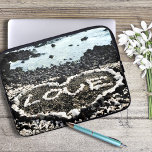 Hawaii Strand mit schwarzem Sand und Liebe Foto Laptopschutzhülle<br><div class="desc">Entspannen Sie sich und genießen Sie die Schönheit dieses unberührten, schwarzen Sandstrandes von Big Island, wenn Sie diesen neoprennen Laptop-Ärmel benutzen, der ein Herz der "Liebe" darstellt, das an der hawaiischen Küste entdeckt wurde. Ich habe das Glück, dieses Herz aus Korallenfelsen gepunktet zu haben, während ich am späten Nachmittag an...</div>