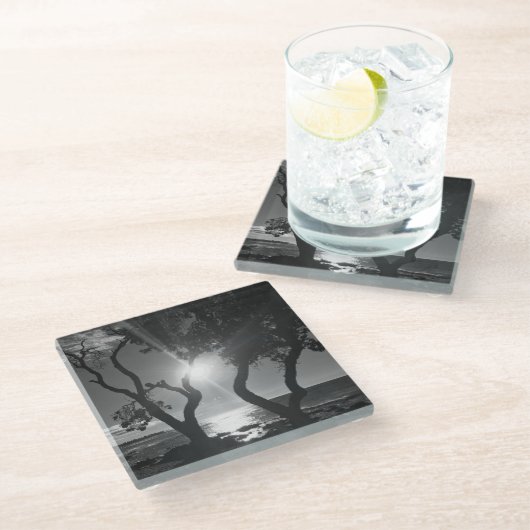 Hawaii Sunlit Trees Ocean Shore Schwarz und Weiß Glasuntersetzer (Schrägansicht)