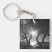 Hawaii Sunlit Trees Ocean Shore Schwarz und Weiß Schlüsselanhänger (Vorderseite)