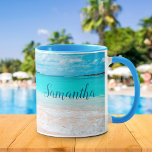 Hawaii tropisches blaues Meer Sandstrand Foto Name Tasse<br><div class="desc">Lassen Sie sich von dem frisch salzigen Geruch der Meeresluft in diesem atemberaubenden, lebhaften Foto eines türkisblauen Ozeans und Sandstrandes, personalisierter Name Kaffee-Tasse, erinnern, wann immer Sie Ihren morgendlichen Kaffee trinken. Entdecken Sie die Einsamkeit eines leeren hawaiianischen Strandes. Ein tolles Geschenk für jemanden, der etwas Besonderes ist! Geben Sie einfach...</div>