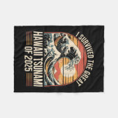 Hawaii Tsunami 2025 Ich überlebte Wave Retro Fleecedecke (Vorderseite (Horizontal))
