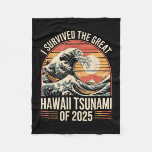 Hawaii Tsunami 2025 Ich überlebte Wave Retro Fleecedecke