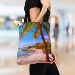 Hawaii Vintag Palm Tree Foto zu Strandzeit Zitat Tasche<br><div class="desc">"Zur Strandzeit." Entspannen Sie sich in Erinnerungen von faulen, tropischen Tagen am Strand, wenn Sie diesen Hawaii Urlaub funky, Retro, Vintage Aussehen, Not leidenden Foto tote Tüte einer einsamen Palme auf einem sandigen, halbmondförmigen Strand, mit klaren türkisblauen Himmel und Wasser. Ein tolles Geschenk für sich selbst oder für jemanden, der...</div>