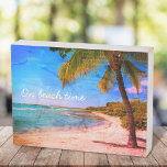 Hawaii Vintages Tropical Palm Foto on Beach Time Holzkisten Schild<br><div class="desc">"Zur Strandzeit." Lassen Sie sich von den Erinnerungen eines faulen, tropischen Strandtages in diesem hawaiianischen Urlaubsparadies, dem bedrückten Holzkunstdruck einer einsamen Palme an einem sandigen, halbmondförmigen Strand mit türkisblauem Himmel und klarem Wasser abhalten. Das echte Holz verleiht diesem Kunstwerk eine Vintage Patina. Ideal für jedes Zimmer in Ihrem Haus! Sie...</div>