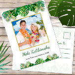 Hawaiian Mele Kalikimaka Christmas Lights Photo Feiertagspostkarte<br><div class="desc">This fun, modern holiday postcard design features lush tropical beach foliage on the front, including palm fronds and monstera philodendron leaves, decorated with glowing multicolored lights, at the top and bottom. In the middle is a customizable gold-edged square photo that you can replace with your own. Below the photo are...</div>