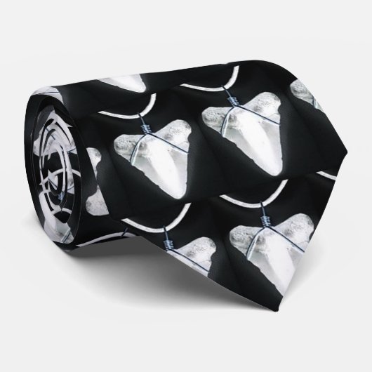 Hawaiian Shark Tooth Krawatte (Gerollt)