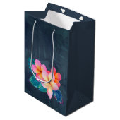 Hawaiian Sunrise Plumeria Tall Gift Bag Mittlere Geschenktüte (Vorderseite Schrägansicht)