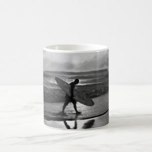 Hawaiian Surfer Heading Zuhause, Black and White" Kaffeetasse