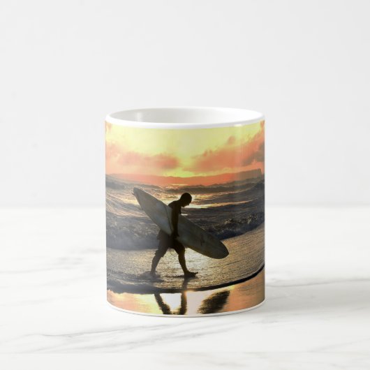 Hawaiian Surfer Heading Zuhause Kaffeetasse (Mittel)