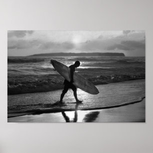 Hawaiian Surfer Heading Zuhause, Schwarz und Weiß Poster