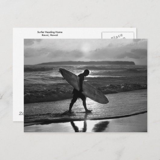 Hawaiian Surfer Heading Zuhause, Schwarz und Weiß Postkarte (Vorne/Hinten)