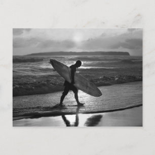 Hawaiian Surfer Heading Zuhause, Schwarz und Weiß Postkarte