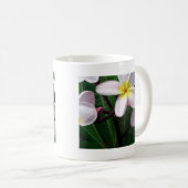 Hawaiianische Plumeria Blume Kaffeetasse (VorderseiteRechts)