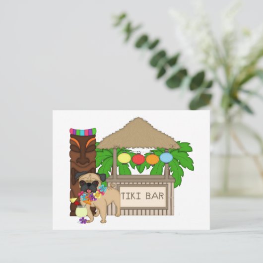 Hawaiianischer Mops bei Tiki Bar Anpassbare T-Shir Postkarte (Stehend Vorderseite)