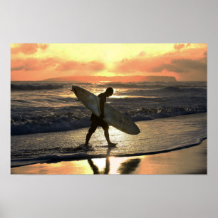 Hawaiianischer Surfer auf dem Heimweg Poster