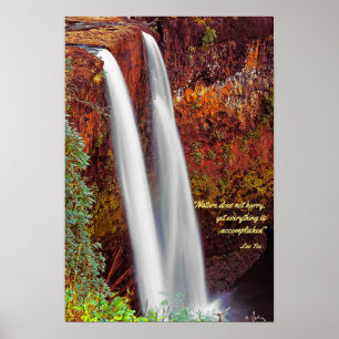 Hawaiianischer Wasserfall mit Lao Tzu Zitat Poster