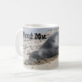 Hawaiisches Mönch-Siegel, das auf dem Strand Kaffeetasse (Vorderseite Links)