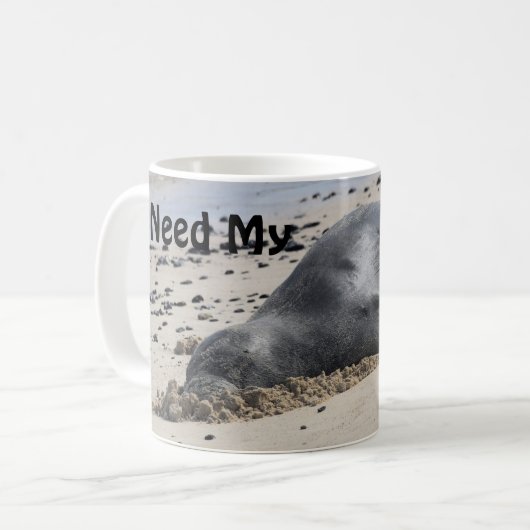 Hawaiisches Mönch-Siegel, das auf dem Strand Kaffeetasse (Vorderseite Links)