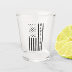 Hawk Tuah Spit auf dem 4. july amerikanischen Schnapsglas