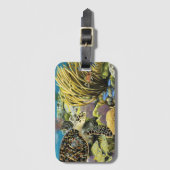 Hawksbill Seeschildkröte über einem Flecken-Riff-T Gepäckanhänger (Vorderseite Vertikal)