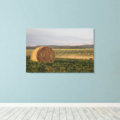 Hay Bales auf einem Feld mit Bergen bei Sonnenaufg Leinwanddruck (Insitu (Holzboden))