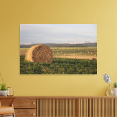 Hay Bales auf einem Feld mit Bergen bei Sonnenaufg Leinwanddruck (Insitu (Wohnzimmer))