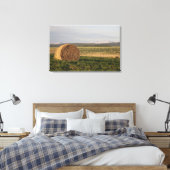 Hay Bales auf einem Feld mit Bergen bei Sonnenaufg Leinwanddruck (Insitu (Schlafzimmer))