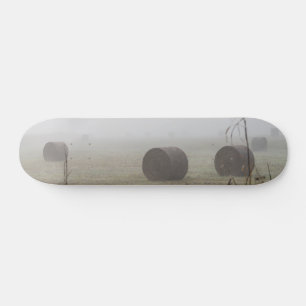 Hay Bales im Nebel Skateboard