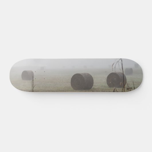 Hay Bales im Nebel Skateboard (Horizontal)