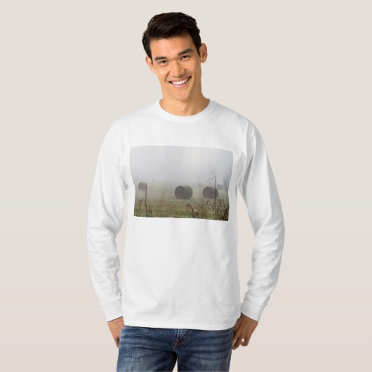 Hay Bales im Nebel T-Shirt (Vorne ganz)