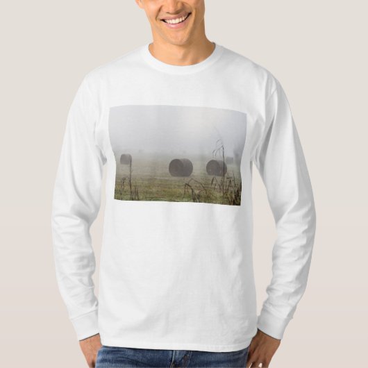 Hay Bales im Nebel T-Shirt (Vorderseite)