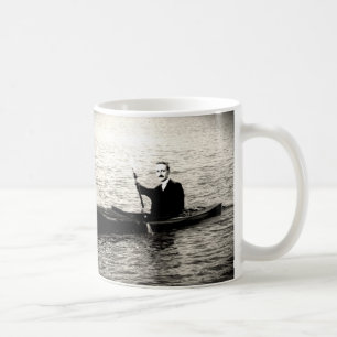 Hayek in einem Kajak Kaffeetasse