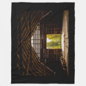Hayloft aus altbraunem Stall mit Blick Fleecedecke (Vorderseite)