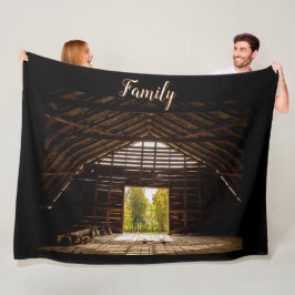 Hayloft aus altbraunem Stall mit Blick Fleecedecke