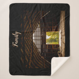Hayloft aus altbraunem Stall mit Blick Sherpadecke