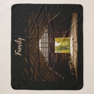 Hayloft aus altbraunem Stall mit Blick Sherpadecke