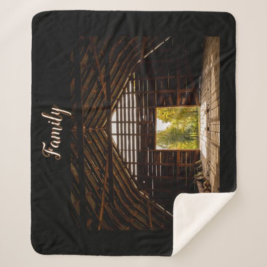 Hayloft aus altbraunem Stall mit Blick Sherpadecke (Vorderseite)