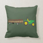 Hayride Green and Yellow Tractor Illustration Kissen<br><div class="desc">Dieses Kopfkissen hat ein klassisches Landhaus-Aussehen mit einer Abbildung eines Traktors auf der Vorderseite und ein Muster von Äpfeln und Apfel-Leckereien auf der Rückseite das ganze Set vor einem dunkelgrünen Hintergrund. Diese realistische Darstellung zeigt einen grünen und gelben Traktor mit einem Heuwagen, der Sie an die landschaftliche Thematik Fallspass und...</div>