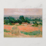 Haystack at Giverny - Claude Monet - 1886 Postkarte<br><div class="desc">Zeigen Sie den Leuten Ihren Stil und Ihre Raffinesse mit dieser Reproduktion eines Kunstwerks mit dem Titel "Haystack at Giverny" von Claude Monet. Landschaft mit Heuhaufen auf einem Feld mit einem Bauernhaus im Hintergrund. Gemalt um 1886.</div>