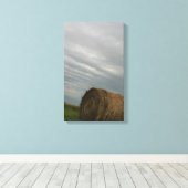 Haystack mit Sturmwolken über dem Foto Leinwanddruck (Insitu (Holzboden))